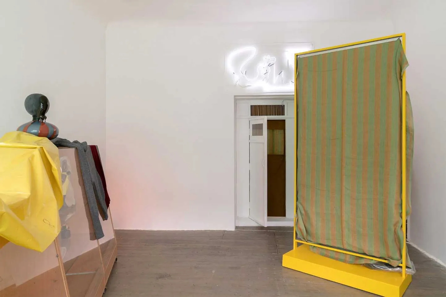 Oļas Vasiļjevas izstāde “Laika Tips” (“Necessary Illusions”) galerijā “427” (30.07.–28.08.2021.).