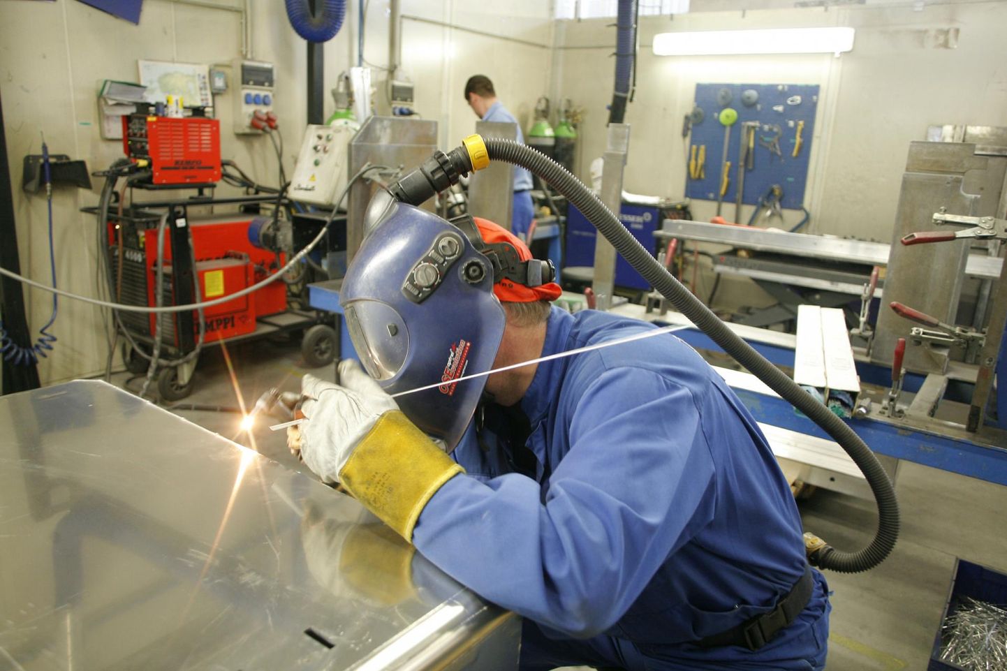 AQ Lasertooli põhitegevusala on lehtmetallist toodete valmistamine maailma ettevõtetele, eelkõige auto-, rongi- ning energeetikatööstuses.