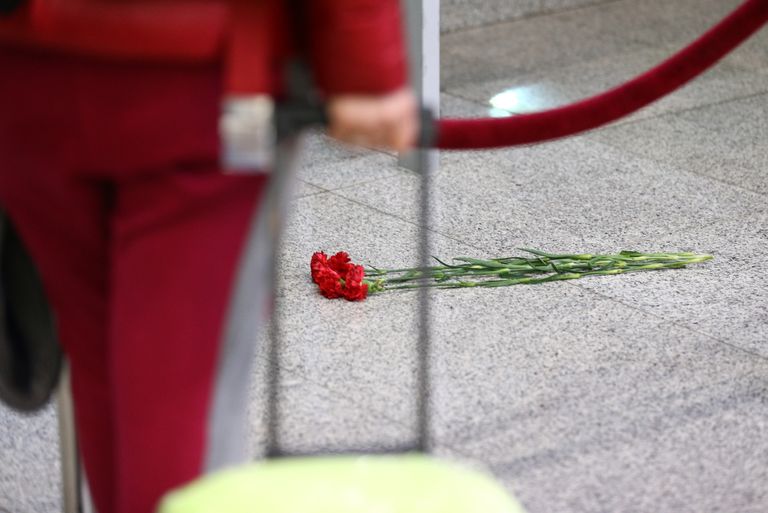 Lilled hukkunute mälestuseks Moskva Domodedovo rahvusvahelises lennujaamas.