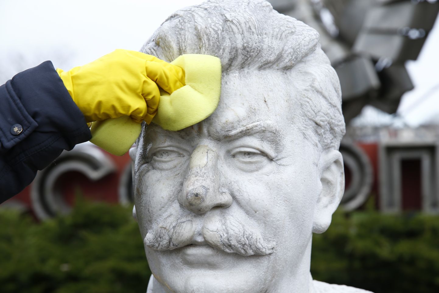 Vene vabatahtlik Stalini mälestusmärki pesemas.