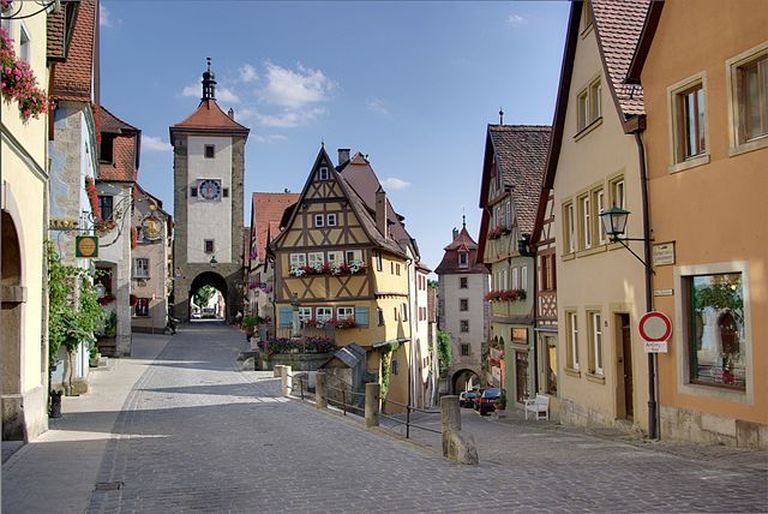 Väikelinna teevad kuulsaks keskajast pärit hooned.