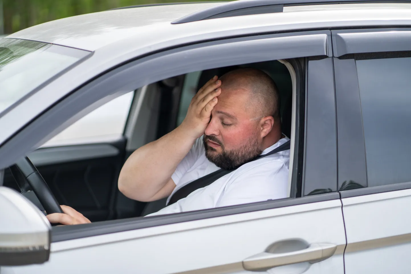 Kuuma ilmaga autos lenduvad ühendid võivad põhjustada peavalu, köha ja veel mitmeid probleeme.