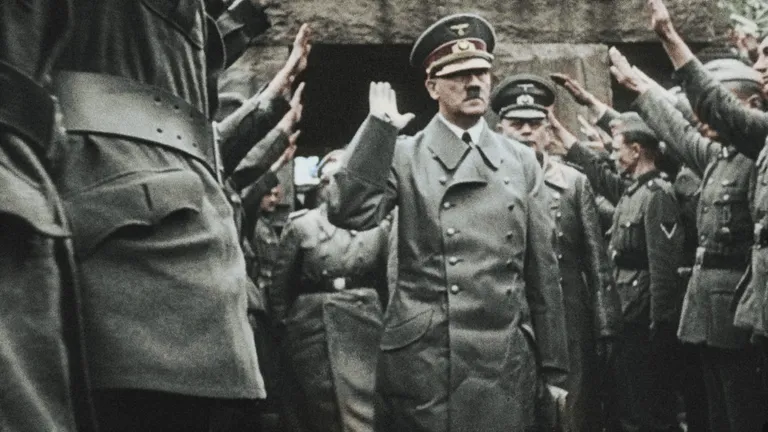 Kaader dokumentaalfilmist «Apocalypse Hitler attaque l'Ouest» (2021), esiplaanil Saksa diktaator Adolf Hitler