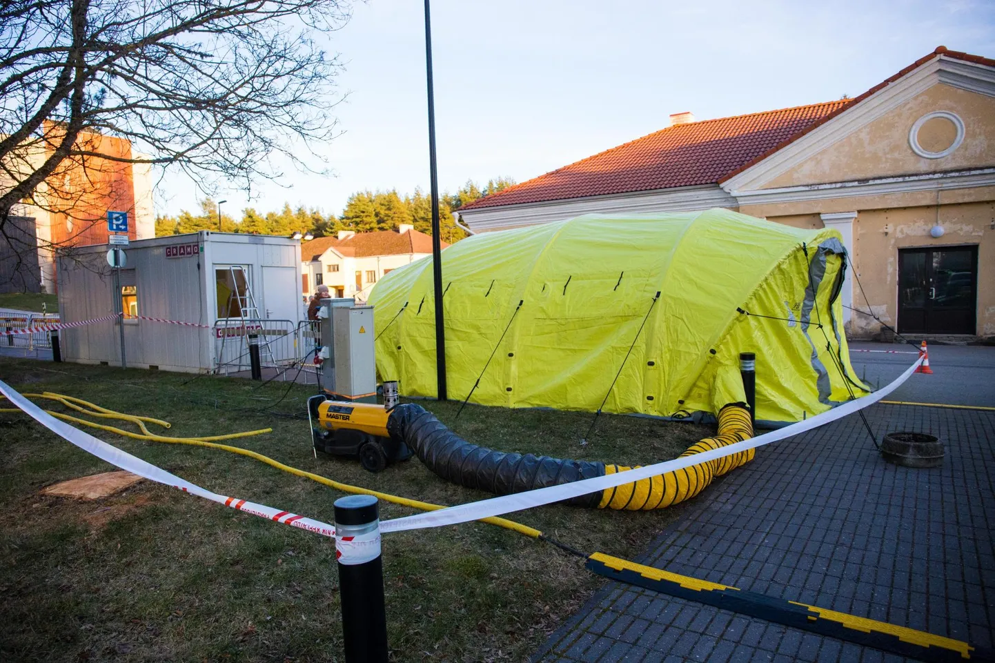 Rakvere haigla ambulatoorsed patsiendid peavad vastuvõtule minekul läbima mobiilse triaažikabineti.