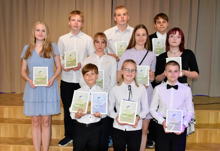 Teaduse TOP 10. Esimeses reas vasakult: Ats Selge, Meriliis Mikola, Tergo Mänd. Teises reas: Krita Kilumets, Sofia Beril Gündüz, Isadora Rahumeel, Lee Tamm. Kolmandas reas: Karl Gregor Palm, Ott Herman Kirs, Agor Mäeorg.