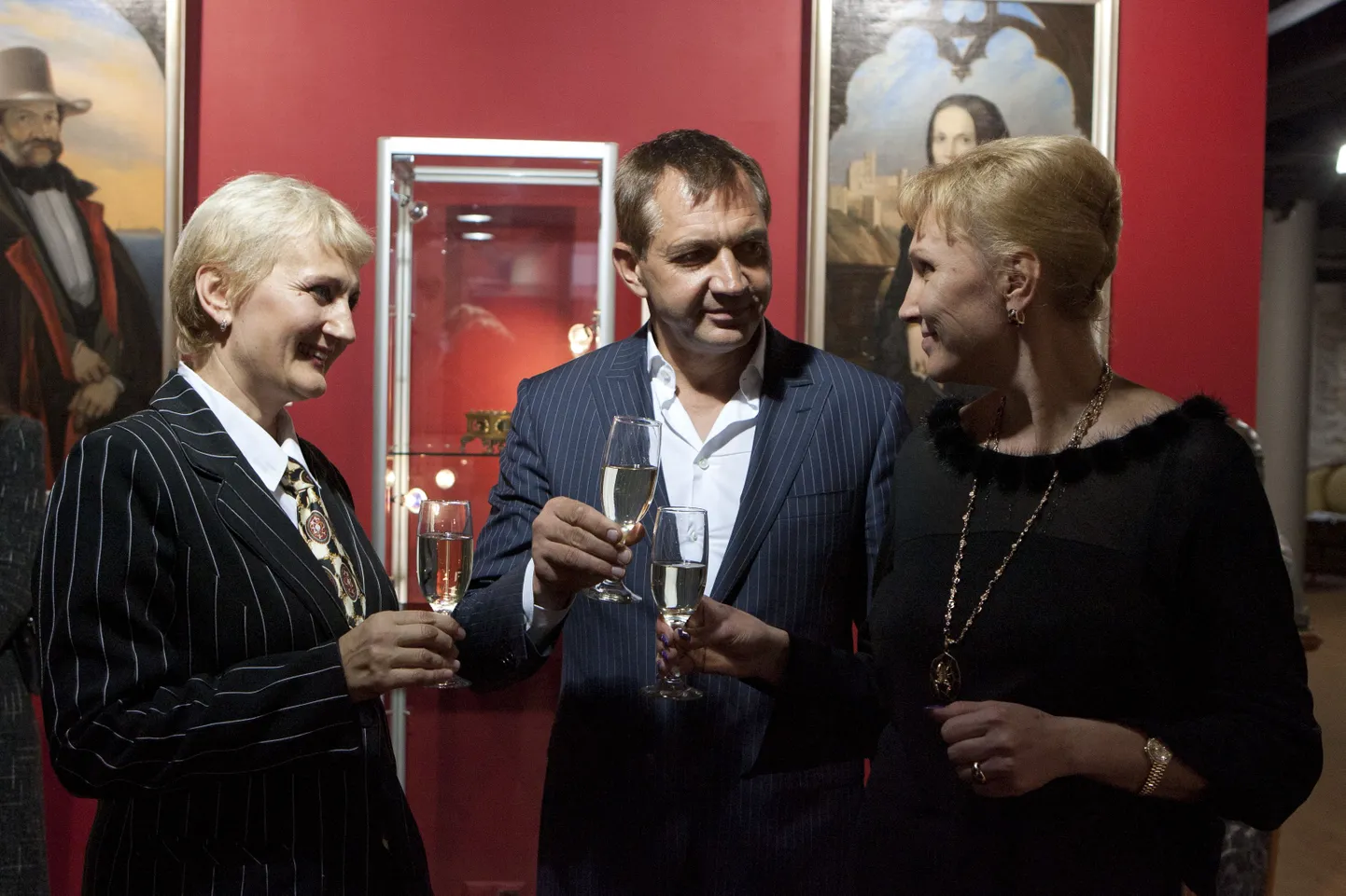 Организатор Русского бала Марина Теэ, владелец US Art Gallery Урмас Сырумаа и галерист Елена Цуркан: было бы шампанское, а ананасы будут!