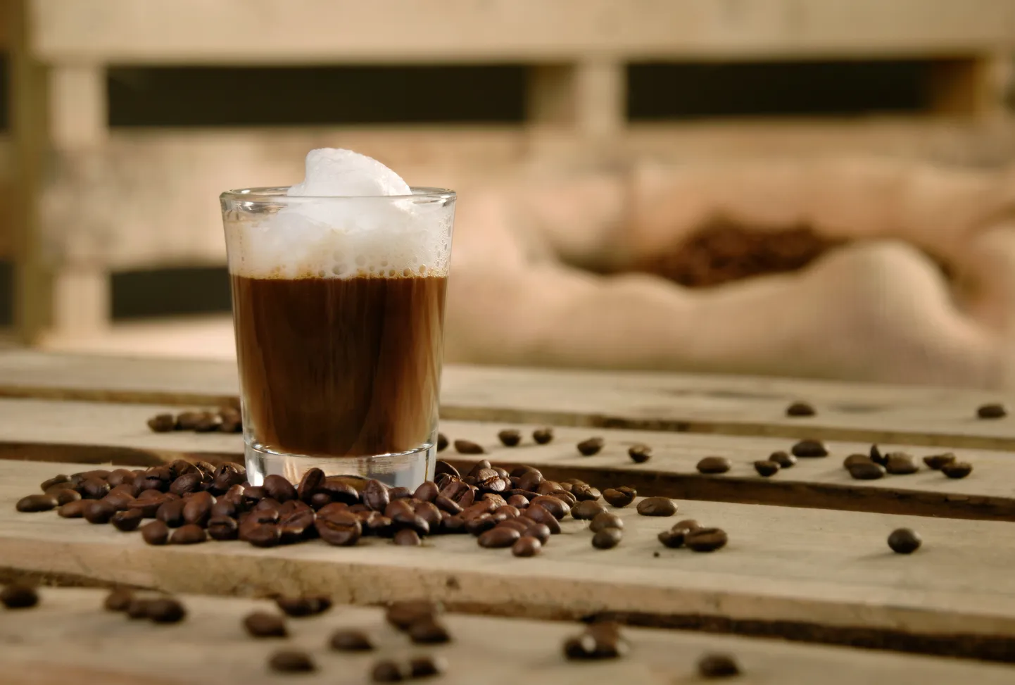 Espresso macchiato? Нет! Больше молока и высокий стакан! Снимок иллюстративный.