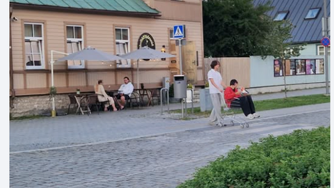 KLÕPSUD ⟩ «Mingu kodukohta tagasi, kus on sellised kombed!» Nädalavahetus Haapsalus möödus meeleolukalt, tänaval pidutseti ostukärudes