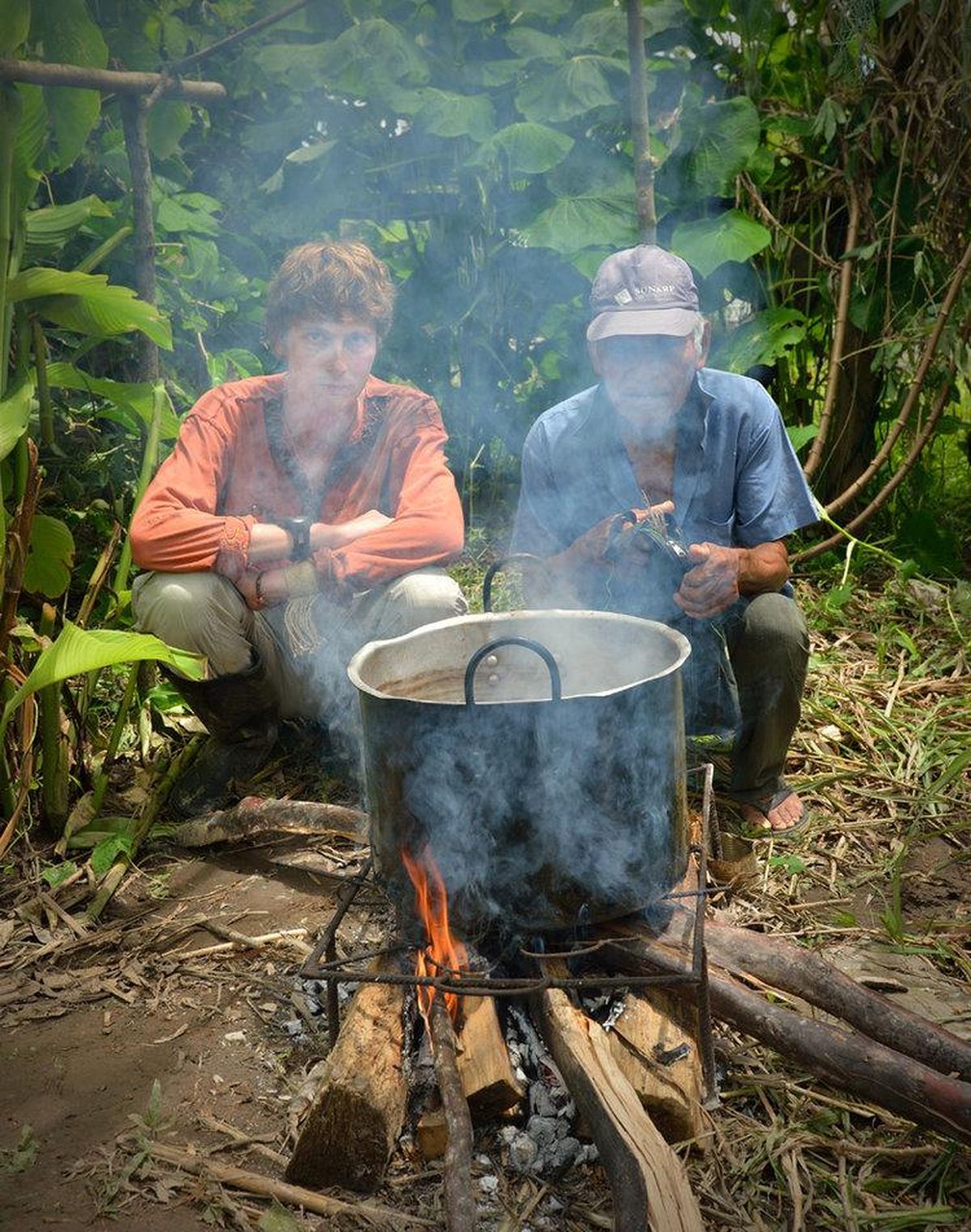 Ivo Tšetõrkin ja šamaan Jorge Amazonase vihmametsas ayahuascat keetmas.