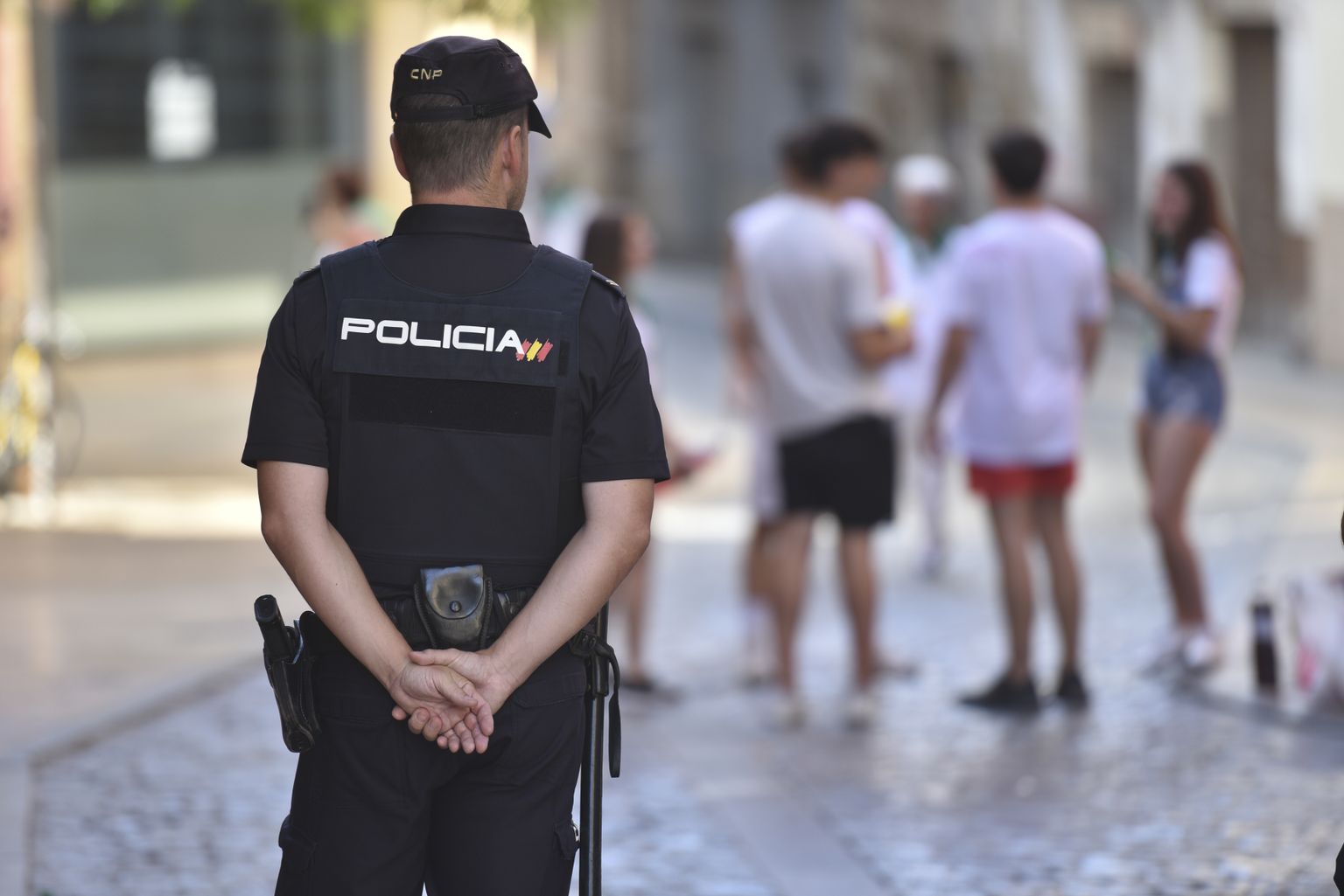 Испанский полицейский на улице города. Иллюстративное фото.