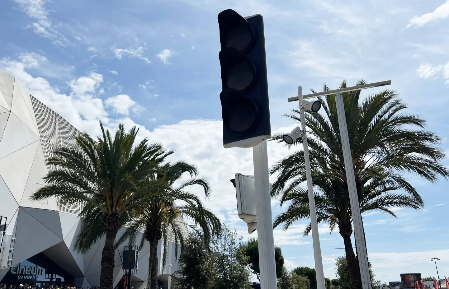 Lõuna-Prantsusmaal Cannes'is oli laupäeval elektrikatkestus, mis viis rivist välja ka valgusfoorid. Samas filmifestivali korraldajad ütlesid, et varugeneraatoritele üleminek tagas voolu ning katkestus suurel määral neid ei mõjutanud.