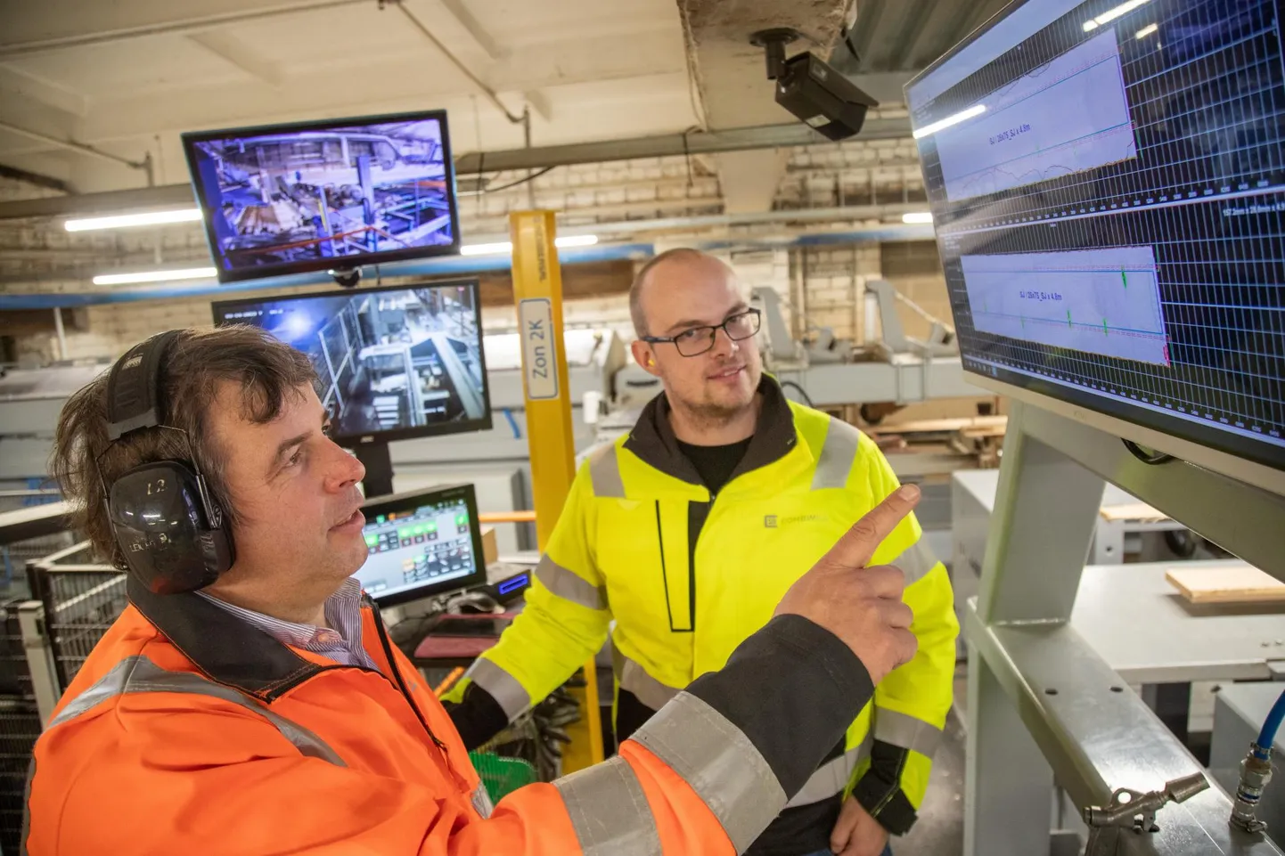 Innovaatilised seadmed aitavad puiduäris säästlikumalt toimetada. Fotol on Combimill Sakala juht Aimar Kreevald (vasakul) ja arendusjuht Siim Tammeväli.