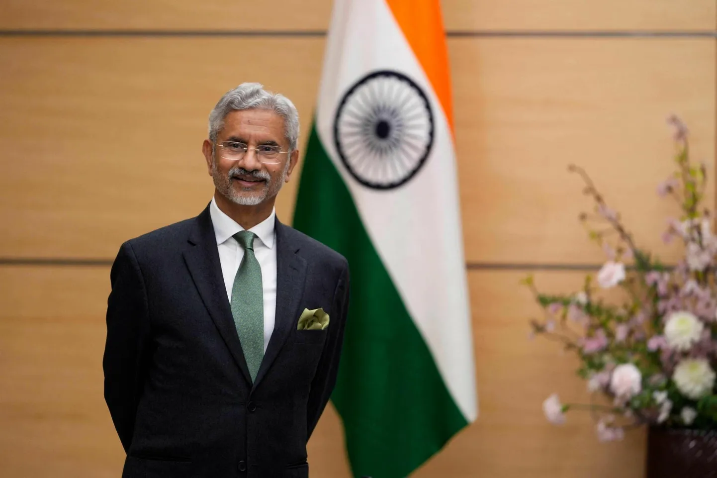 India välisminister Subrahmanyam Jaishankar oma kodumaa lipu taustal.