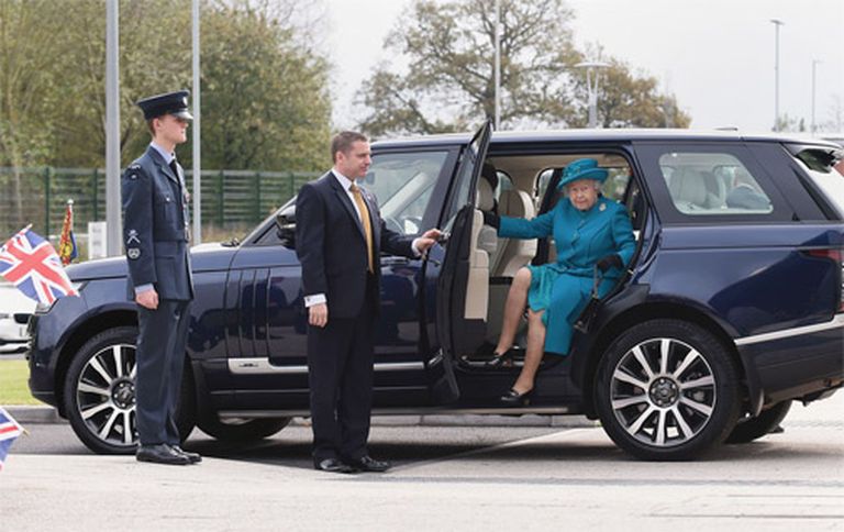 Karaliene Elizabete II un princis Filips, 2014.gada 30.oktobrī dodoties atklāt Jaguar Land Rover ražotni Vulverhamptonā 