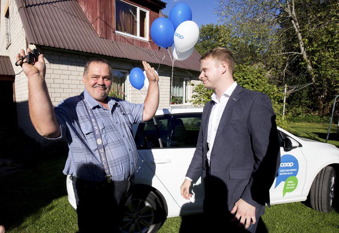 Tõnu Sõmer sai eile oma koduaias kätte auto, mille andis talle üle Coop Eesti Keskühistu kommunikatsioonijuht Martin Miido.