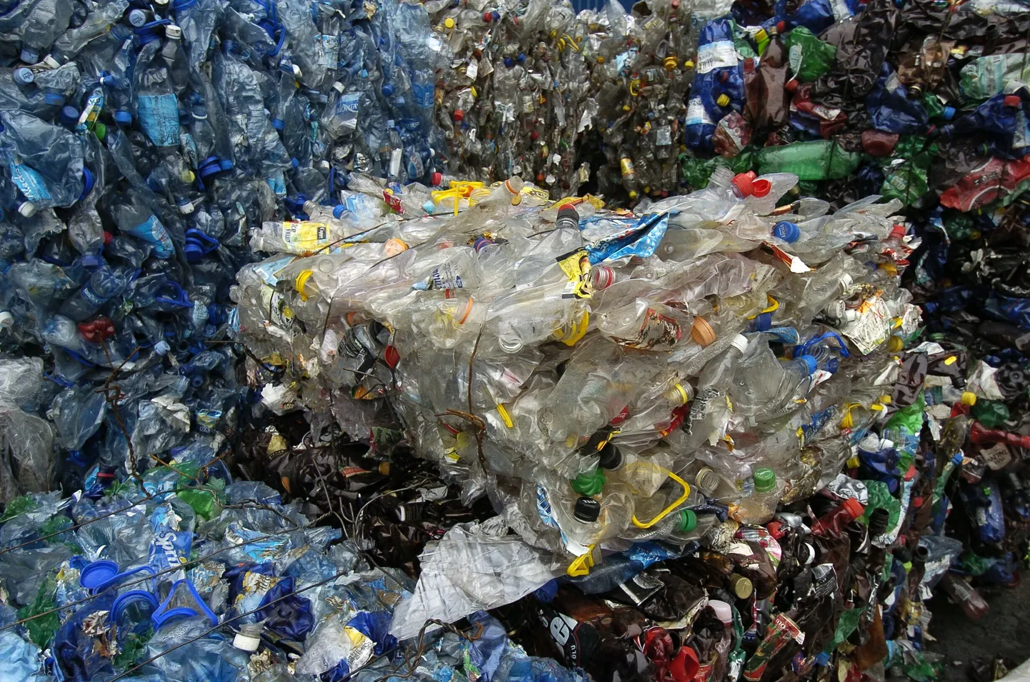 Plastpudelid sorteerimisjaamas.