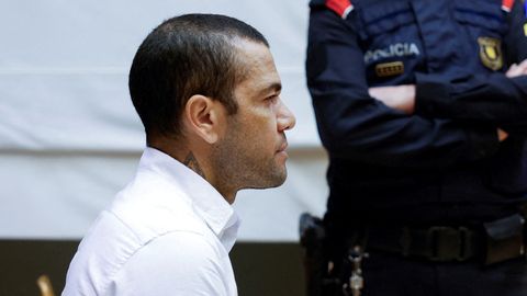 LIGI 5 AASTA PIKKUNE VANGISTUS ⟩ Kohus mõistis Brasiilia jalgpallistaari Dani Alvesi vägistamises süüdi