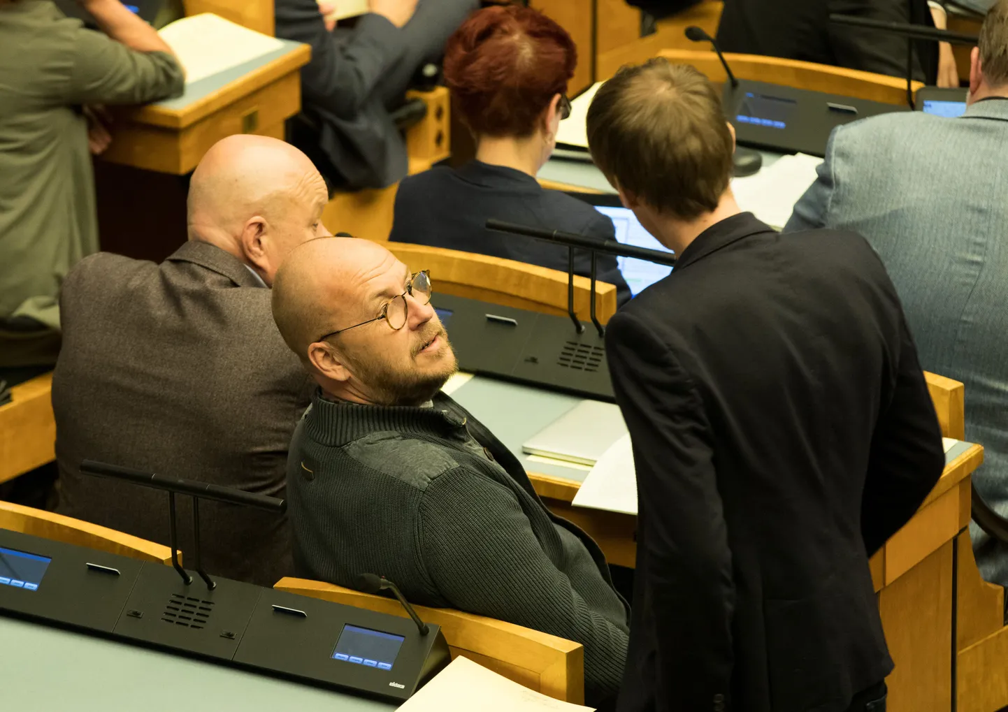 Talvik riigikogu ööistungil, kus oli arutlusel ka panditulumaks.