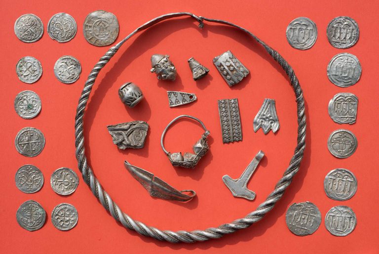 Найденные на острове Рюген монеты и украшения эпохи Харальда Синезубого.