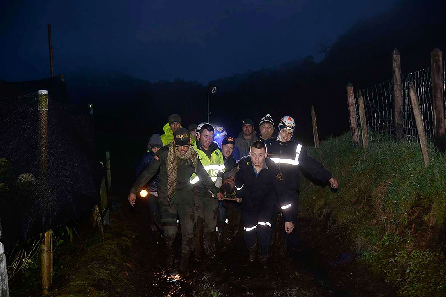 Päästjad Kolumbias alla kukkunud lennukist ellujääjat päästmas.