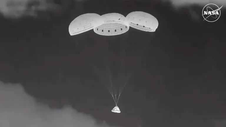 Корабль во время спуска.