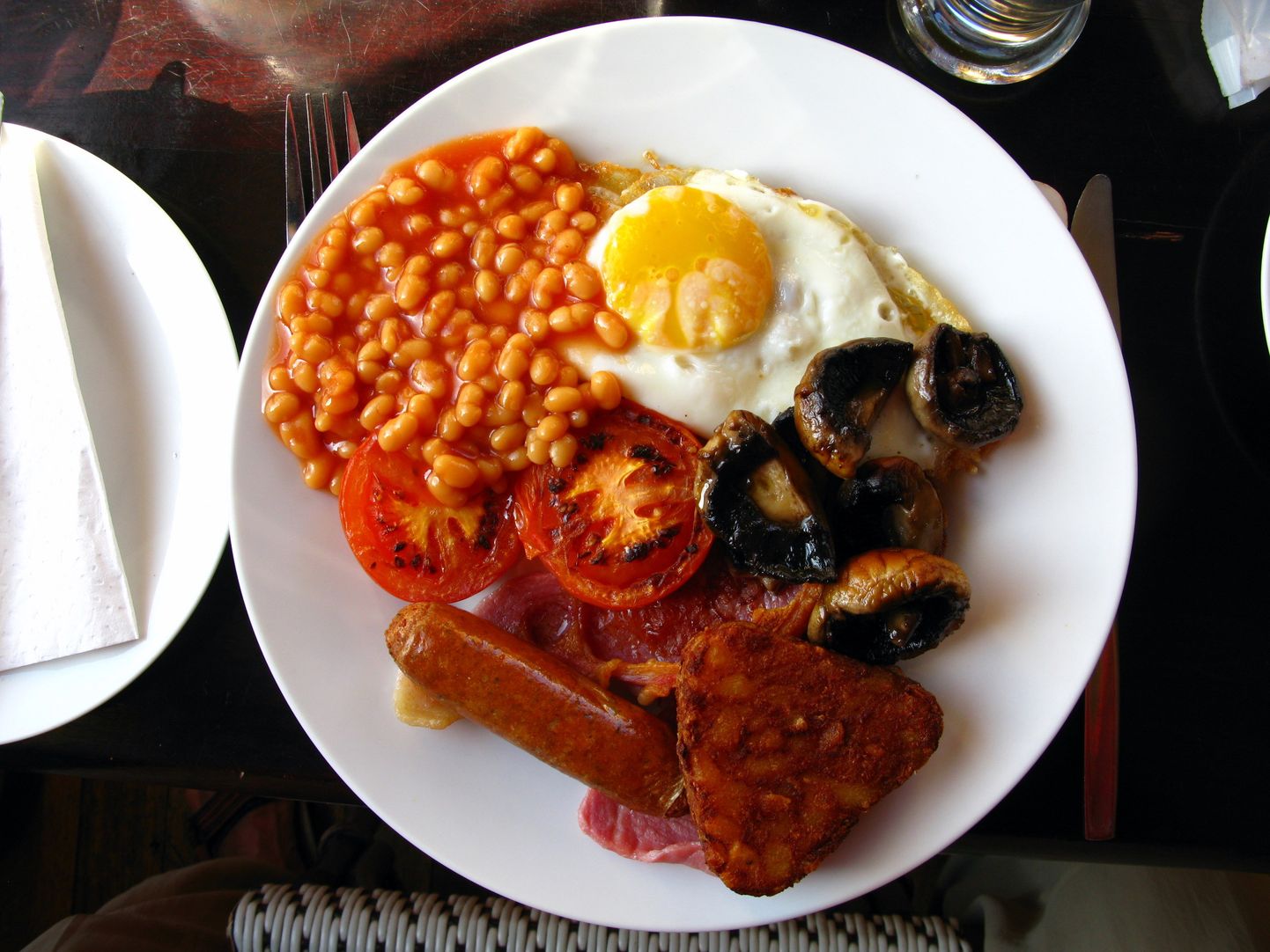 Klassikaline inglise hommikusöök sisaldab muuhulgas ube, tomatit, praemuna, vorstikesi ja seeni.