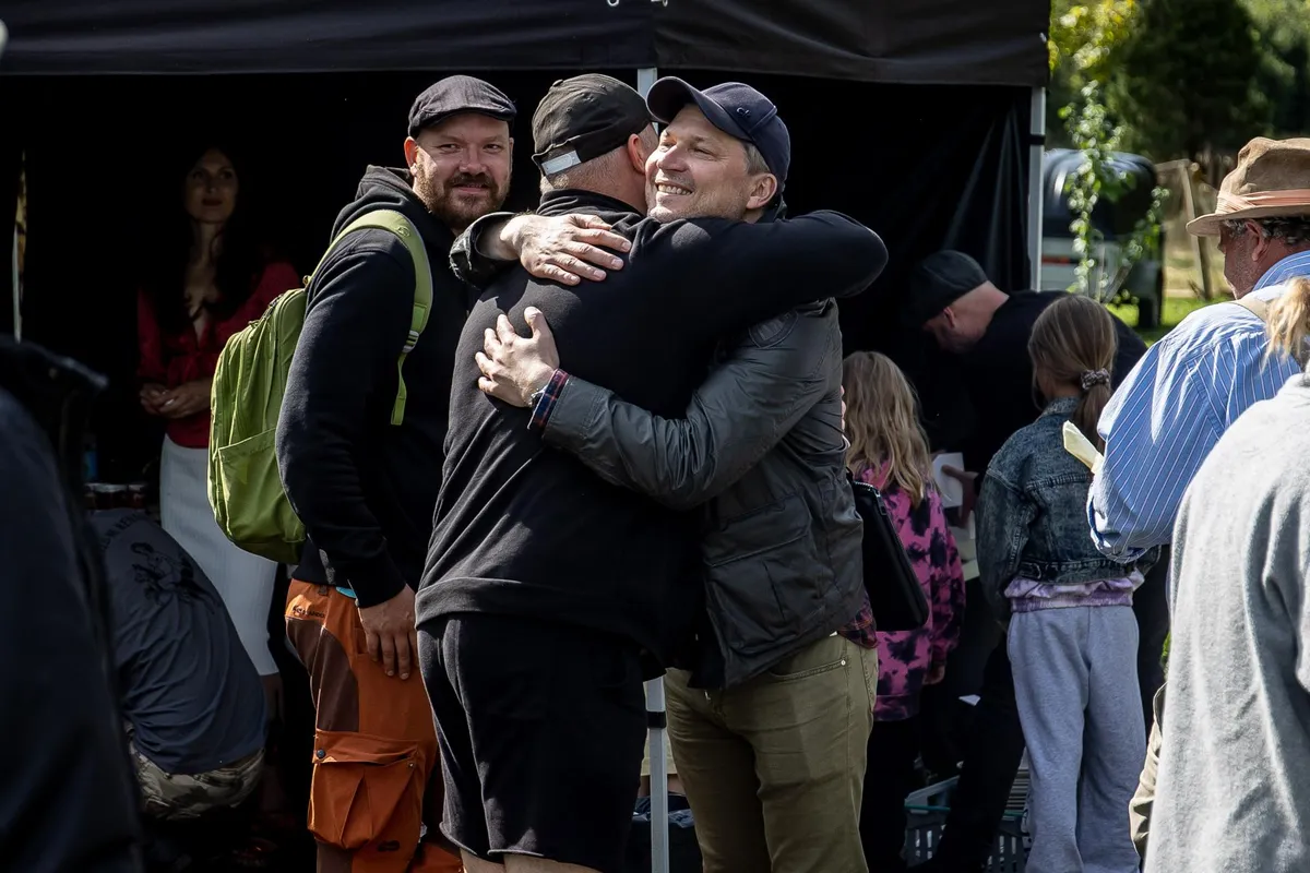 Ergo Kuld saab Martin Alguselt kallistuse. Kaks andekat meest on aastaid koostööd teinud, aga sel korral on see osa sünnipäevaõnnitlusest. FOTO:
