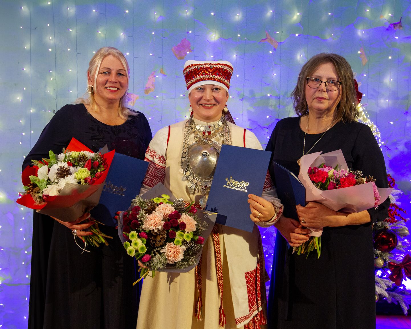 Ingrit Kala, Jane Vabarna ja Silvi Palm Võru maakonna kultuuripreemiate tunnustussündmusel 5. jaanuaril 2024.