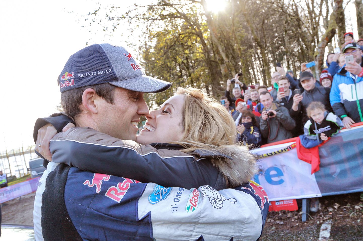 Viiekordne autoralli maailmameister Sebastien Ogier ja tema abikaasa Andrea Kaiser Walesi ralli finišis võitu suudlusega tähistamas.