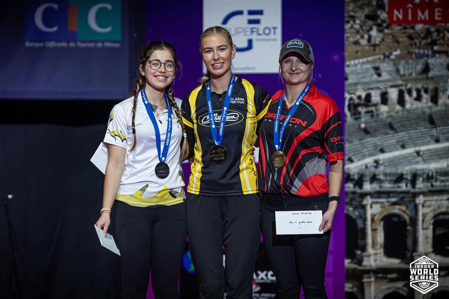 Lisell Jäätma (keskel) poodiumi kõrgeimal astmel.