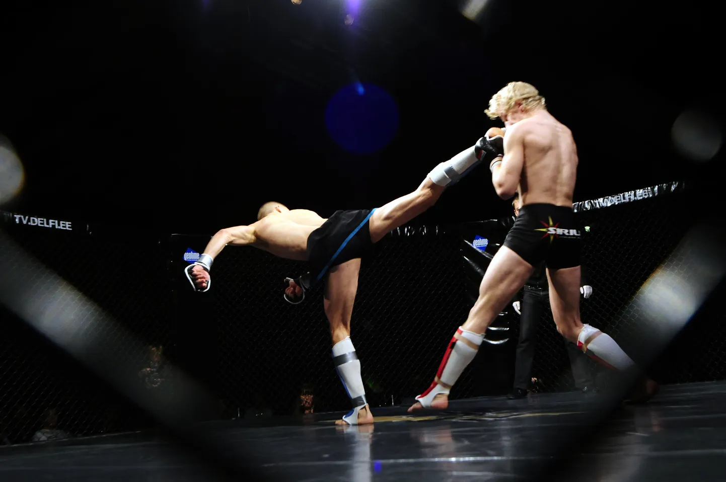 MMA Raju6. Pildil matši võitja Jüri Jõgiste (paremal, 3D Treening / Team Scared & Paranoid, Tallinn) võistlemas Valerj Mikalauskase (San-Da, Läti) vastu.