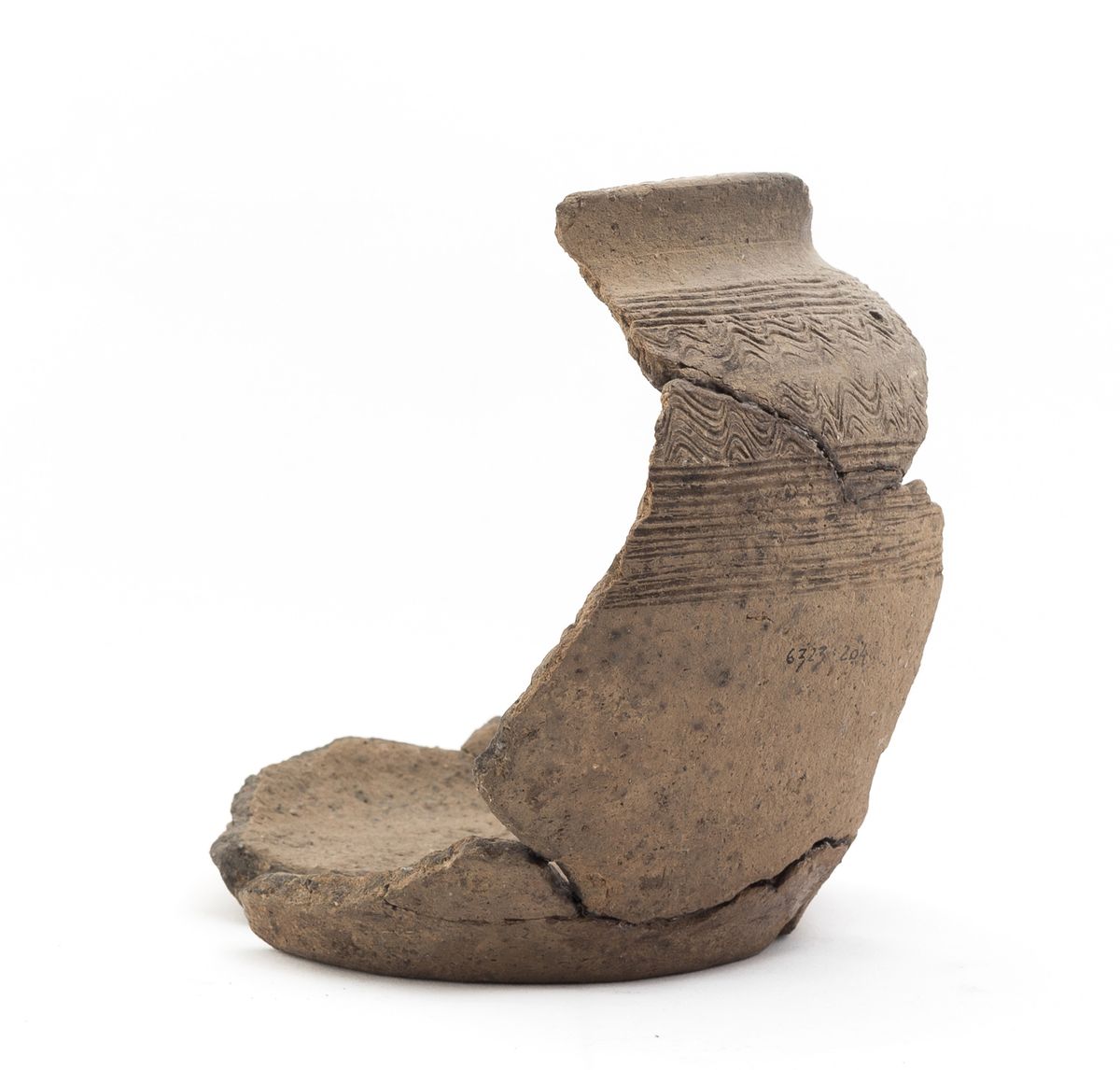 Sarnast keraamikat on leitud ka Pikk 33b arheoloogilistel kaevamistel