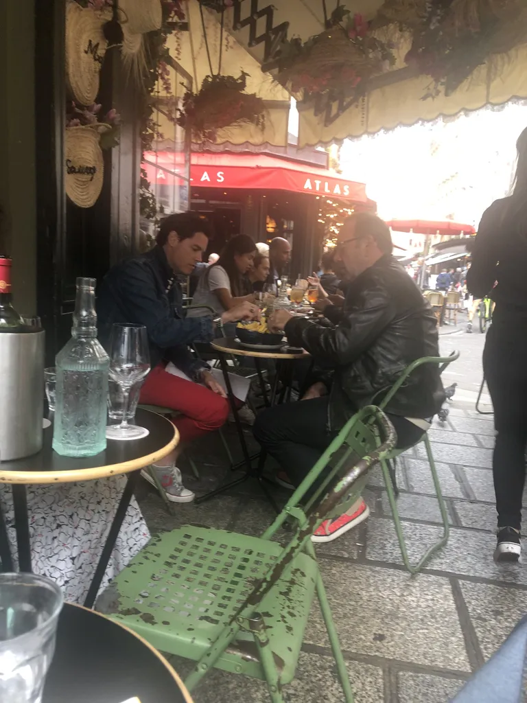 Kevin Spacey ja ta kaaslane ühes Pariisi kohvikus
