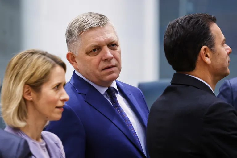 Премьер-министр Словакии Роберт Фицо и верховный представитель ЕС по иностранным делам Кая Каллас прибывают на круглый стол в рамках саммита ЕС в Брюсселе, 20 марта 2025 года.