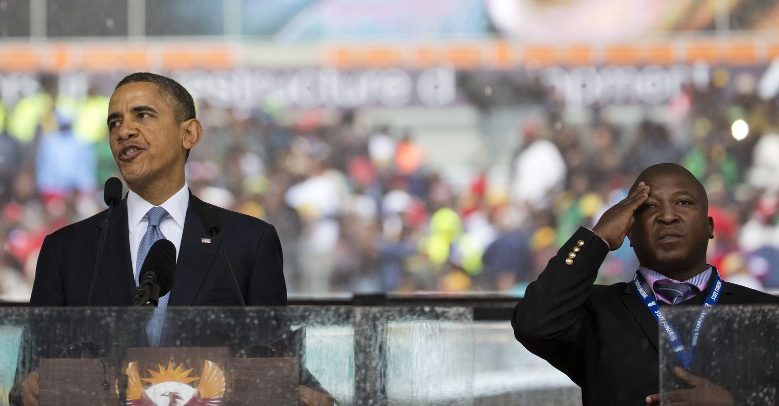 Viipetõlk Thamsanqa Jantjie (paremal) USA presidendi Barack Obama kõrval Nelson Mandela mälestusteenistusel.