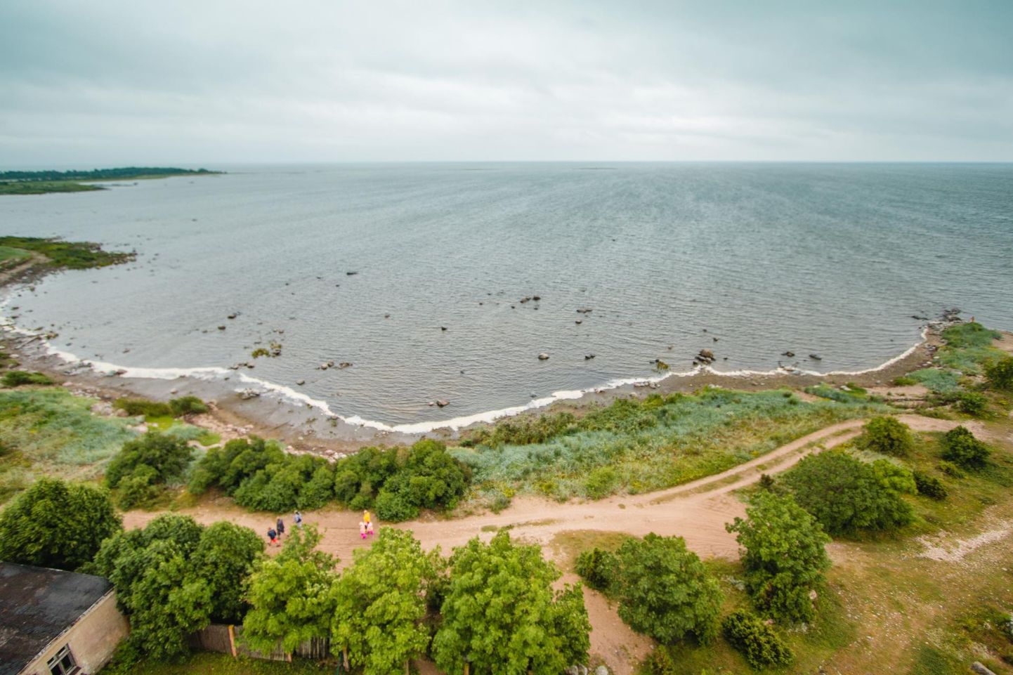 Kihnu vallavanem Ingvar Saare sõnas, et 100 000 euro eest, mida riik praegu pakub, ei saa saarele kuurigi ehitada. Fotol droonikaader Kihnu saare rannikust.