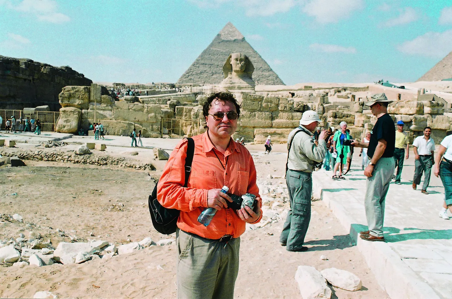 Египтолог Сергей Стадников на фоне сфинкса и древних пирамид.