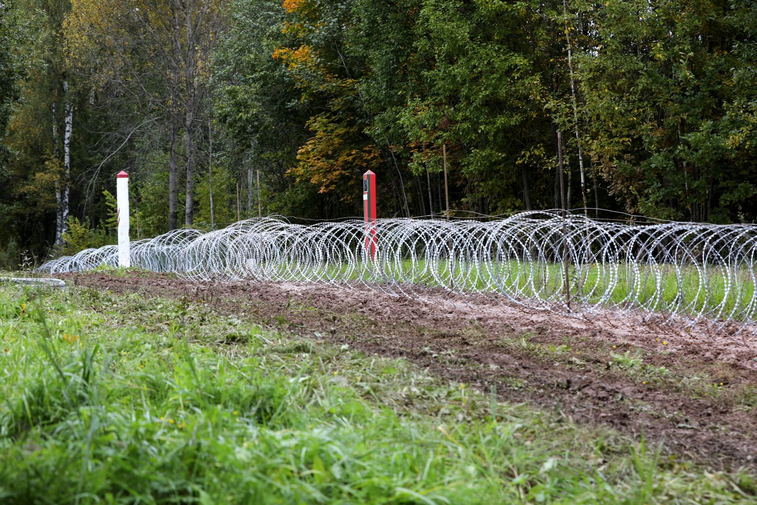 Lai kavētu nelegālo migratnu plūsmu, uz Latvijas-Baltkrievijas robežas uzstādīts Slovēnijas Aizsardzības ministrijas dāvinātais pagaidu žogs.