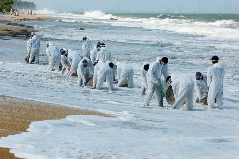 Sri Lanka julgeolekutöötajad likvideerivad rannalt X-Press Pearli tekitatud reostust 2. juuni 2021.