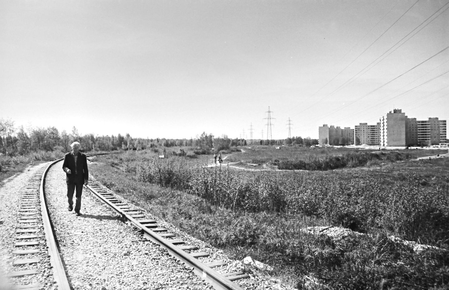 Foto 1970. aastatest, mil kergliiklustee kohal asus raudtee ja sealt avanesid vaated autobussipargi romulale ja lagedale väljale kerkivale Väike-Õismäele.