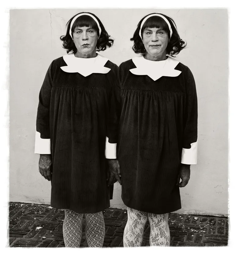 Parafrāze par amerikāņu fotogrāfes Diānas Arbusas fotoportretu "Dvīnes". 