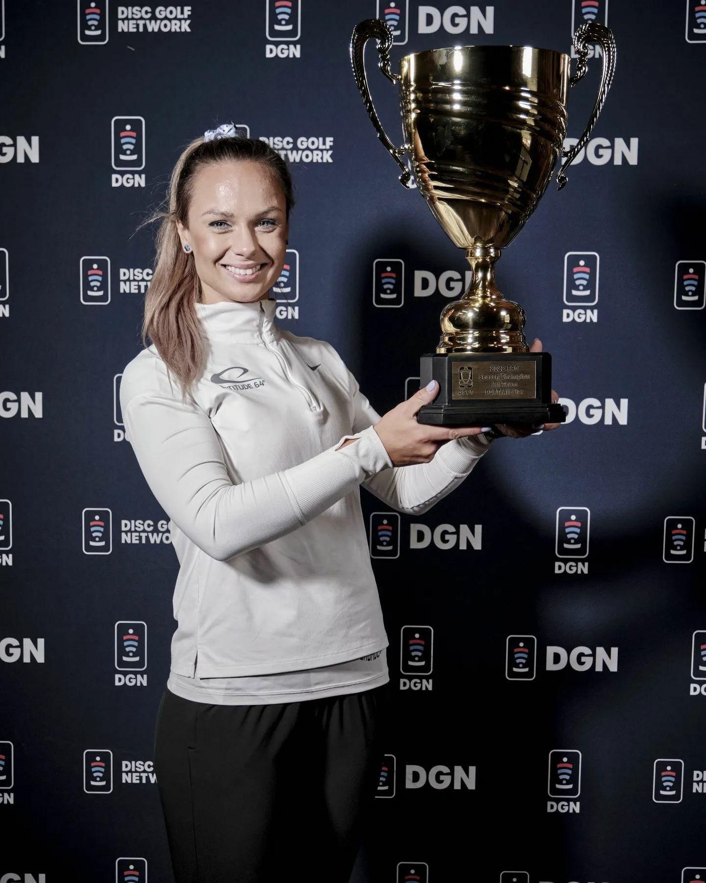 Kristin Tattar teenis Pro Touri üldvõidu eest säärase uhke karika. Nüüd on tal tükk tegemist, et trofee Eestisse transportida, sest sedasorti auhindu noppis ta Ameerikas hulganisti.