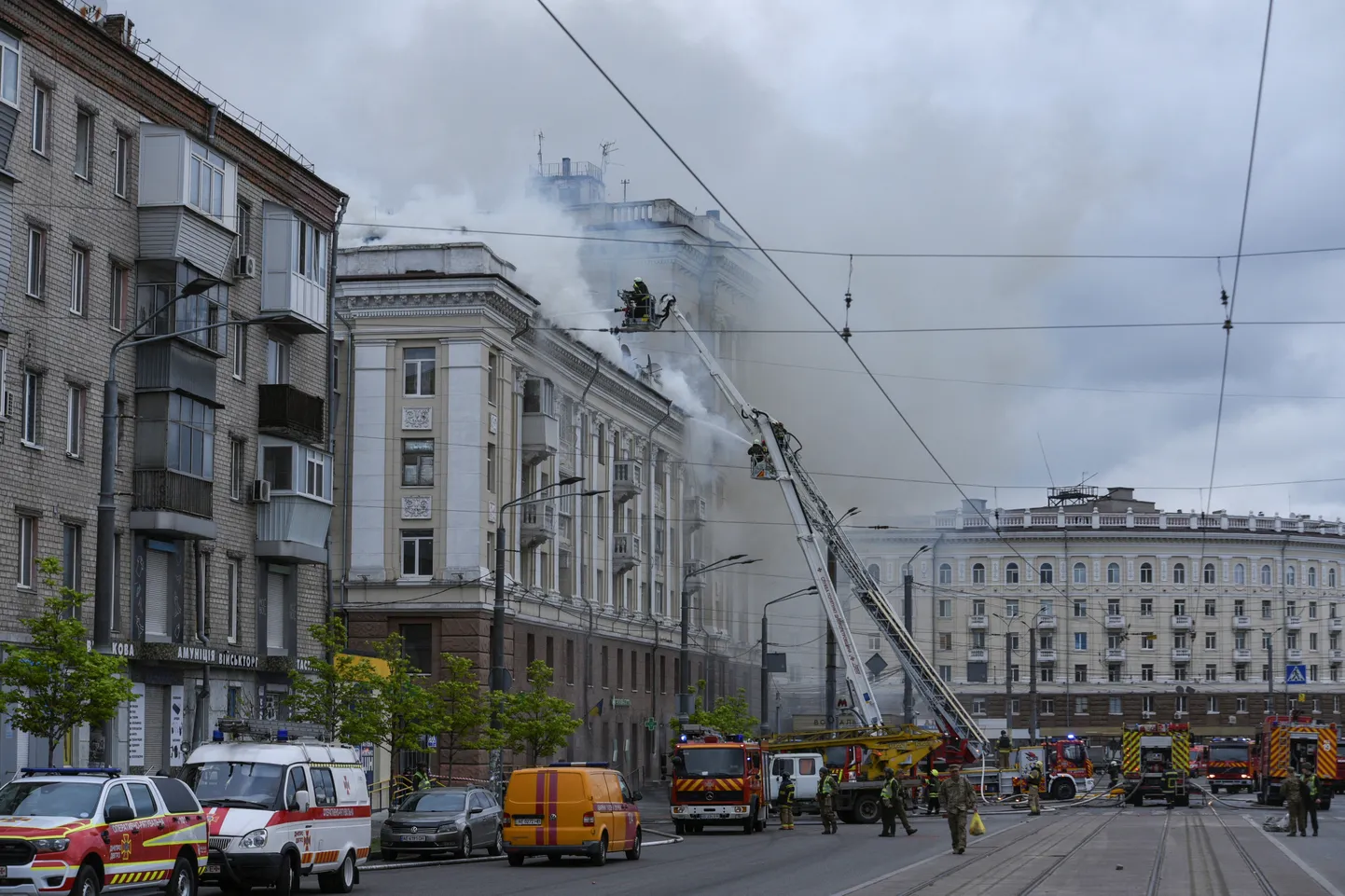 Новая атака на Украину: в Днепре ракета попала в жилой дом, девять пострадавших