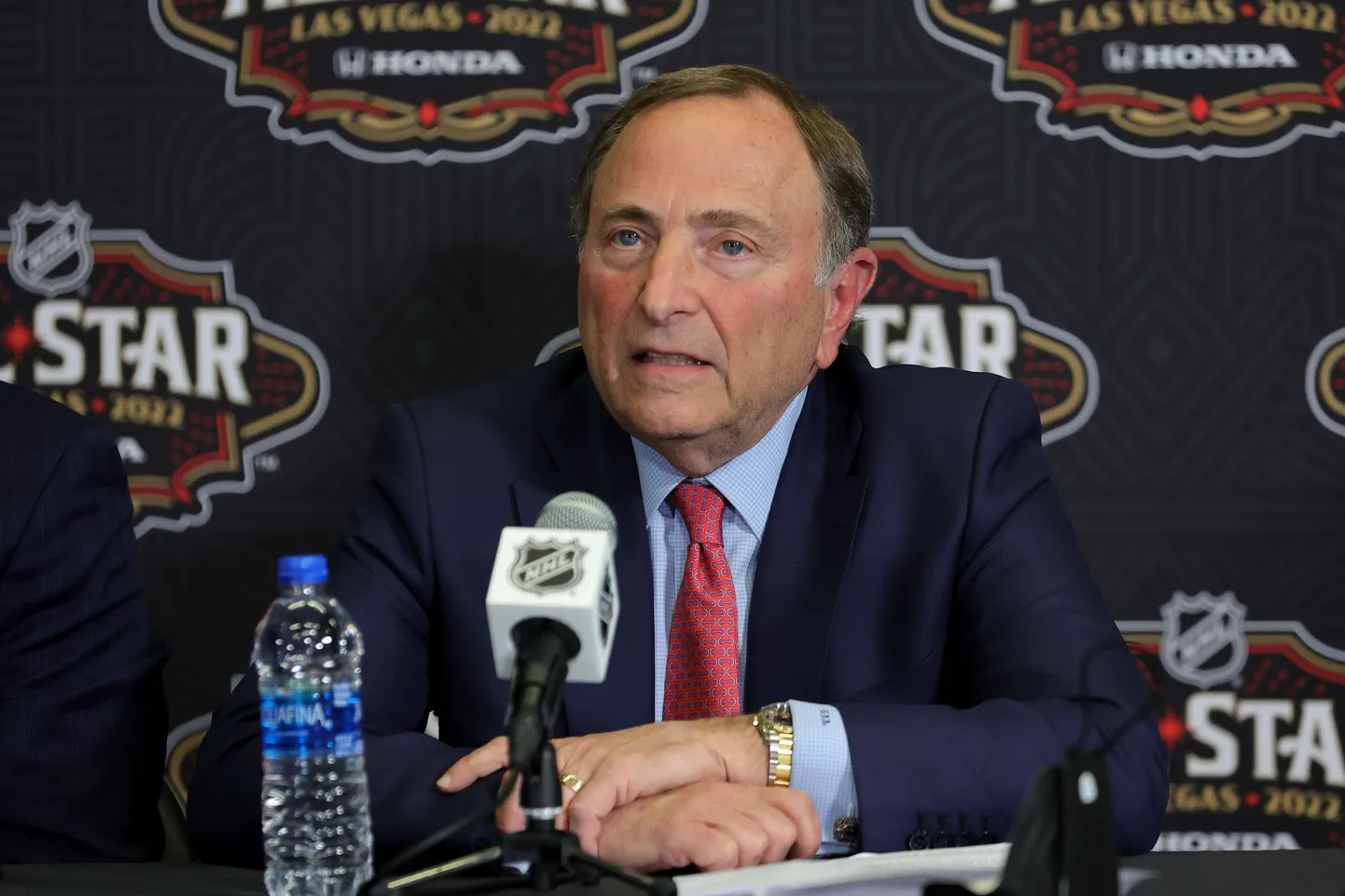 NHLi komissar Gary Bettman laulis tosin aastat tagasi Kolme kulla klubi liikmetele hosiannat, kuid nüüd ei kipu sinna enam mängijaid juurde lubama.