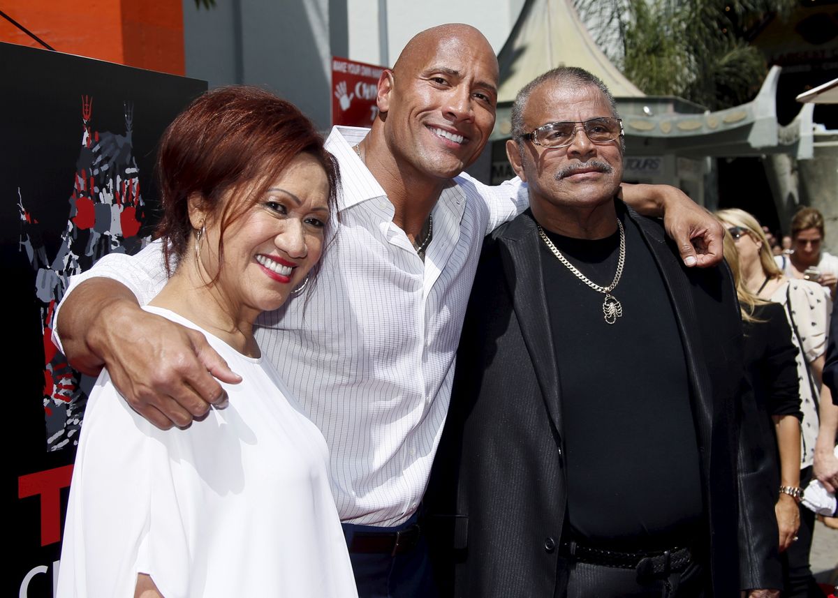 Dwayne «The Rock» Johnson poseerimas oma ema Ata ning isa Rockyga 2015. aasta mais.