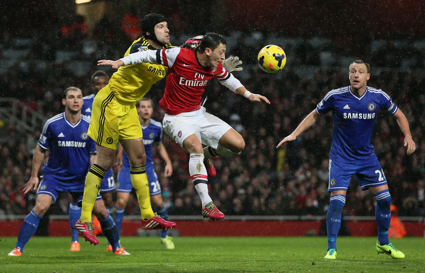 Petr Cech (vasakul) hakkab edaspidi Arsenali ja Chelsea omavahelistes mängudes tõrjuma hoopis sinisärkide pealelööke.