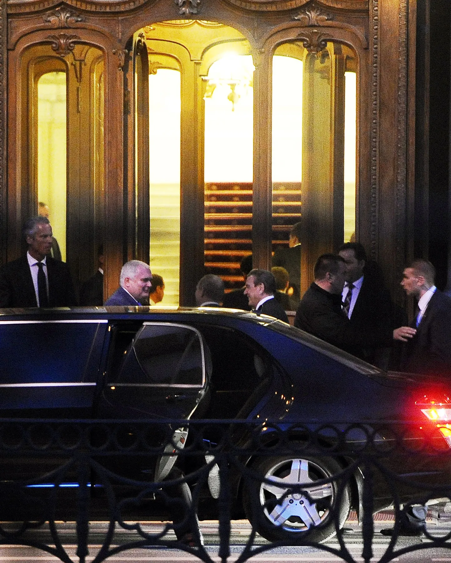 Saksa endine kantsler Gerhard Schröder (paremalt neljas), Vene president Vladimir Putin (keskel) ja Nord Stream AG tegevjuht Matthias Warnig (vasakult teine) Peterburis Jussuovi palee ees.