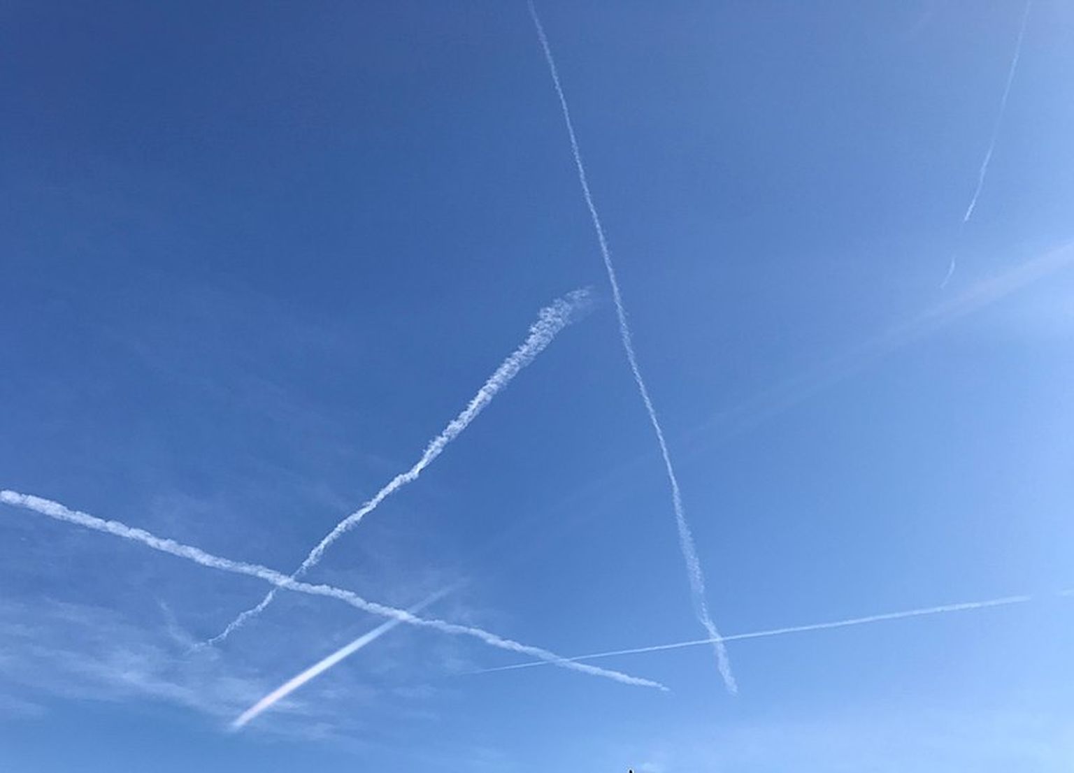 Следы от самолетов в небе. Иллюстративное фото