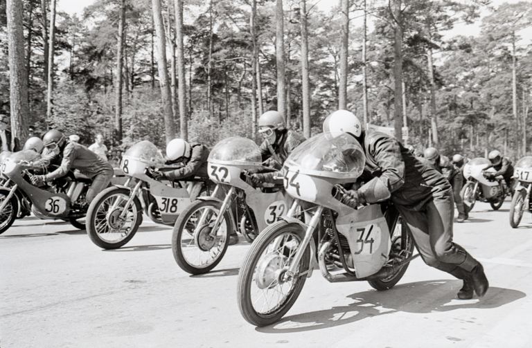 Mootorratturid 1975. aastal Kalevi suursõidu stardis Pirita-Kose-Kloostrimetsa ringrajal. Esiplaanil nr 34 – Luule Tull.