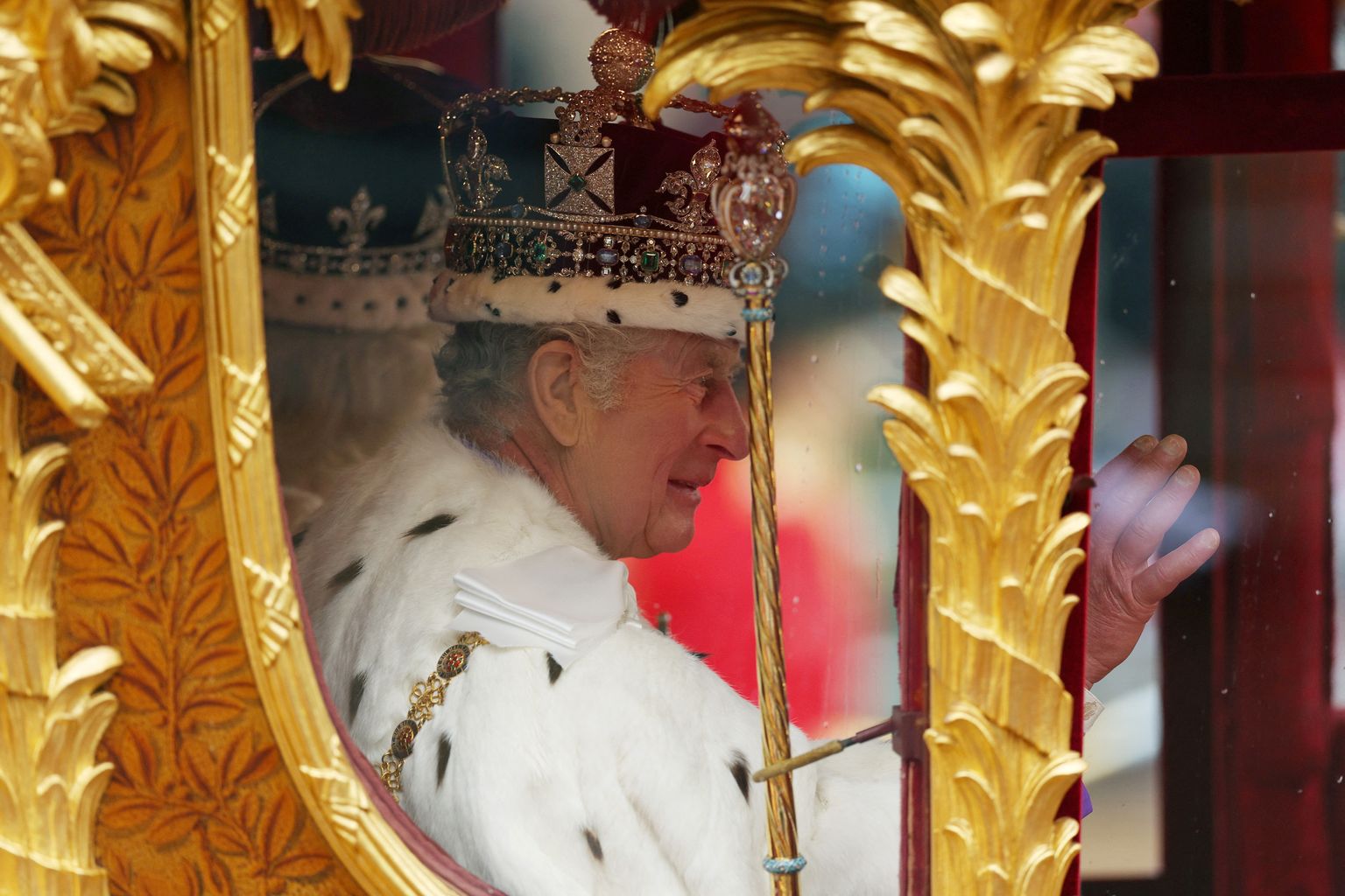 Kuningas Charles III ja kuninganna Camilla kuldses tõllas kroonimisele sõitmas.